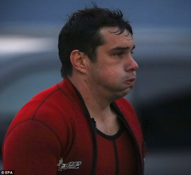 Sống sót sau khi ngâm mình 4h giữa biển đầy cá mập trắng ảnh 5