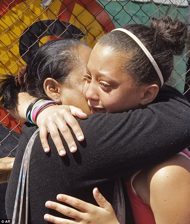 Sống sót sau khi ngâm mình 4h giữa biển đầy cá mập trắng ảnh 3