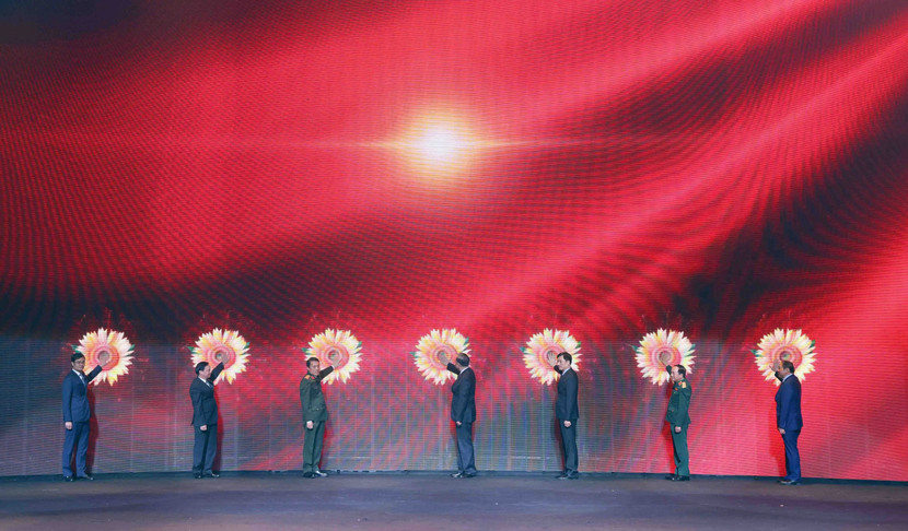 Tổng Bí thư Tô Lâm và các đại biểu thực hiện nghi thức phát động "Chiến dịch Hoa hướng dương" Tổng Bí thư Tô Lâm và các đại biểu thực hiện nghi thức phát động "Chiến dịch Hoa hướng dương"