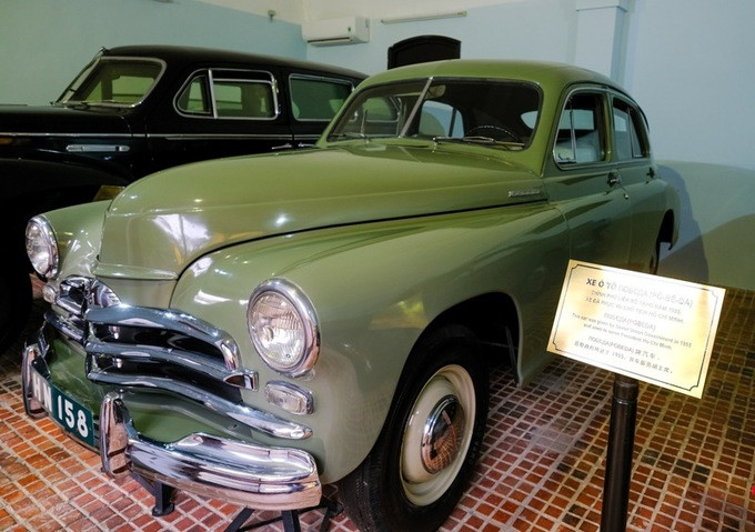 Chiếc xe Pobeda, biển số HN 158: Là quà tặng từ Chính phủ Liên Xô năm 1955. Vào tháng 3/1957, vụ Lễ tân Bộ Ngoại giao chuyển chiếc xe này sang Văn phòng Phủ Chủ tịch. Xe phục vụ Bác từ đó đến năm 1969.