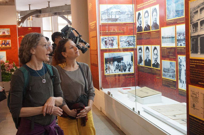 Du khách tham quan triển lãm Du khách tham quan triển lãm