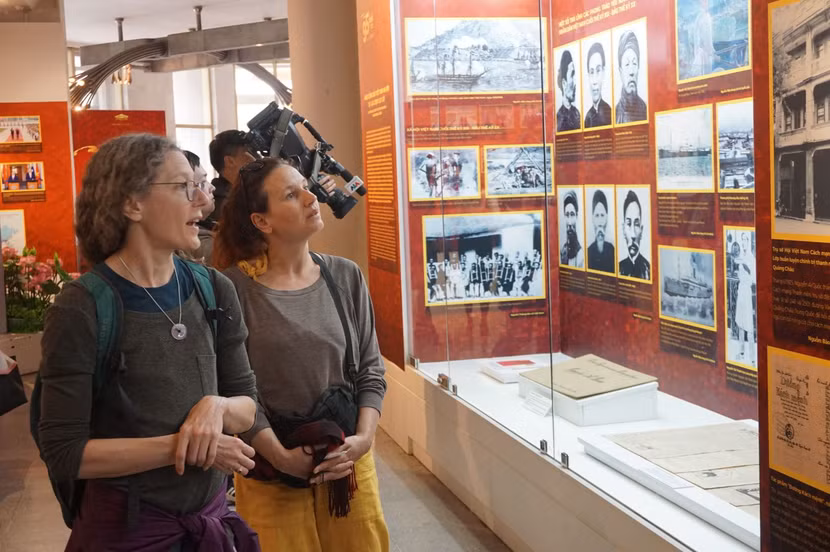 Du khách tham quan triển lãm