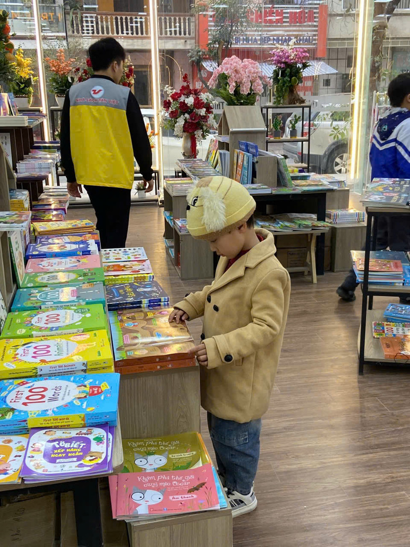 Nhà sách giới thiệu tới độc giả nhiều đầu sách hấp dẫn.