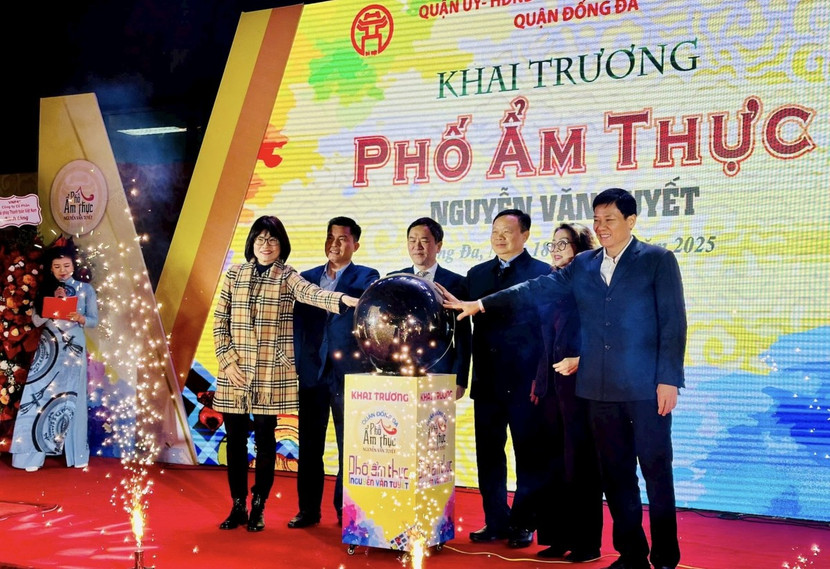 Lãnh đạo TP Hà Nội bấm nút khai trương tuyến phố ẩm thực Nguyễn Văn Tuyết. Lãnh đạo TP Hà Nội bấm nút khai trương tuyến phố ẩm thực Nguyễn Văn Tuyết.