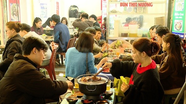 Du khách tới phố Nguyễn Văn Tuyết thưởng thức ẩm thực. Du khách tới phố Nguyễn Văn Tuyết thưởng thức ẩm thực.