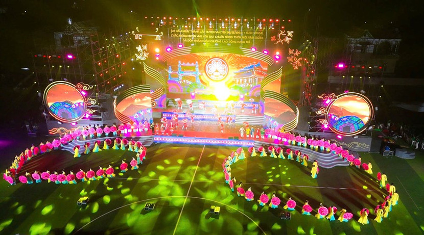 Chương trình nghệ thuật được dàn dựng quy mô và mang đậm bản sắc văn hoá vùng đất Văn Yên, Yên Bái Chương trình nghệ thuật được dàn dựng quy mô và mang đậm bản sắc văn hoá vùng đất Văn Yên, Yên Bái