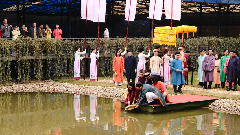 Các đại biểu thả cá chép tại Hoàng thành Thăng Long - Hà Nội. Các đại biểu thả cá chép tại Hoàng thành Thăng Long - Hà Nội.