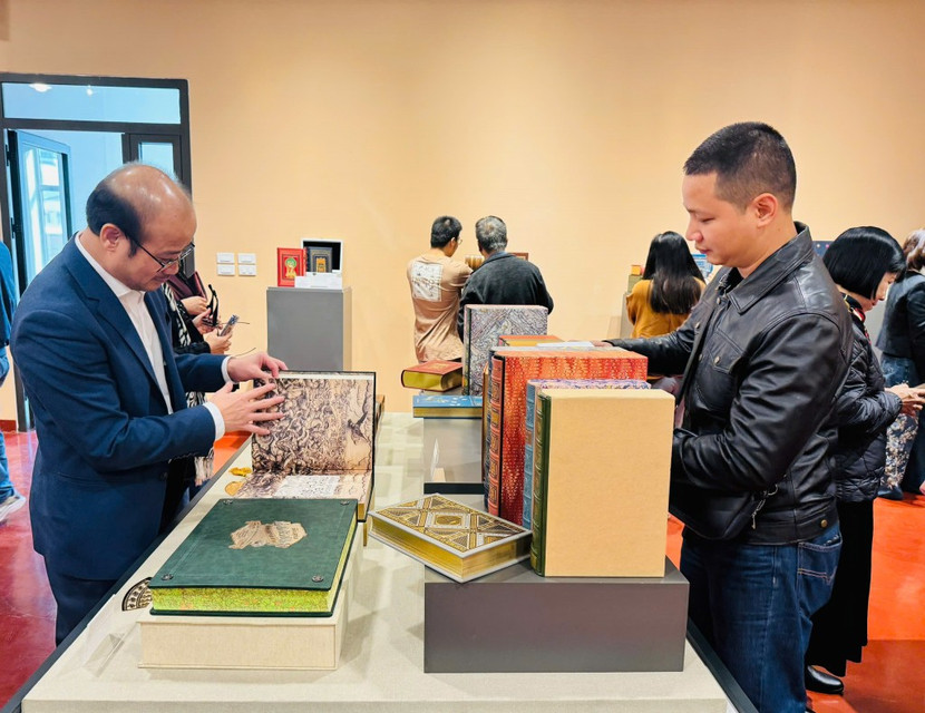 Các nhà sưu tầm và độc giả xem các bản sách đặc biệt do Đông A Books phát hành. Các nhà sưu tầm và độc giả xem các bản sách đặc biệt do Đông A Books phát hành.