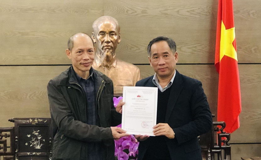 Giám đốc Bảo tàng Mỹ thuật Việt Nam Nguyễn Anh Minh trao chứng nhận hiến tặng tranh cho nhà sưu tập Phạm Đức Sĩ