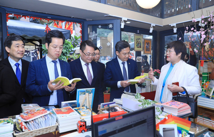 Các đại biểu tham quan các gian hàng sách. Ảnh: H.Hải