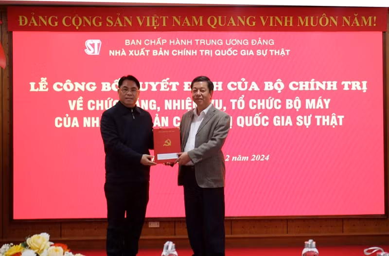 Đồng chí Phan Thăng An, Phó Trưởng Ban Tổ chức Trung ương trao Quyết định của Bộ Chính trị về chức năng, nhiệm vụ, tổ chức bộ máy của Nhà xuất bản Chính trị quốc gia Sự thật.