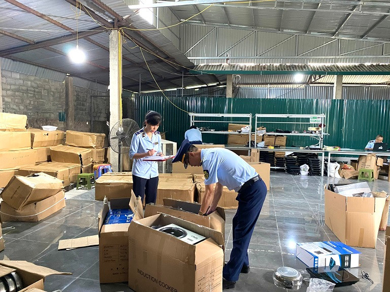 Lực lượng chức năng kiểm tra cơ sở sản xuất, lắp ráp, phát hiện sản phẩm nghi giả mạo