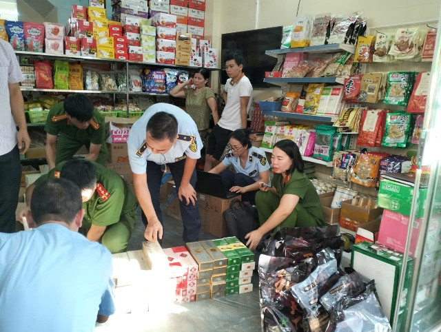 Lực lượng chức năng đang kiểm đếm hàng hoá tại cơ sở kinh doanh Lực lượng chức năng đang kiểm đếm hàng hoá tại cơ sở kinh doanh