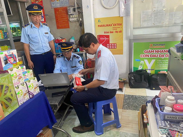 Đoàn kiểm tra làm việc tại hiệu thuốc có sản phẩm nghi giả mạo Đoàn kiểm tra làm việc tại hiệu thuốc có sản phẩm nghi giả mạo