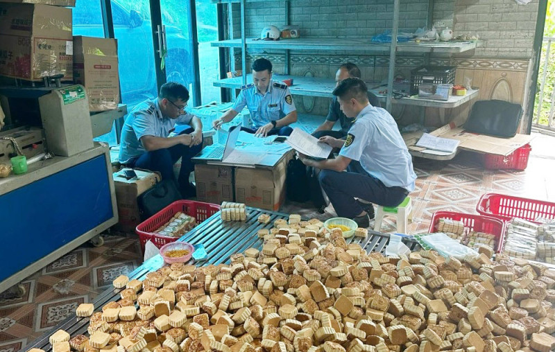 Lực lượng QLTT kiểm tra cơ sở sản xuất bánh trung thu tại Cao Bằng