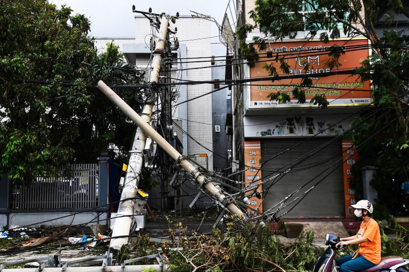 Bão số 3 gây ảnh hưởng nghiêm trọng đến hệ thống điện tại Quảng Ninh Bão số 3 gây ảnh hưởng nghiêm trọng đến hệ thống điện tại Quảng Ninh