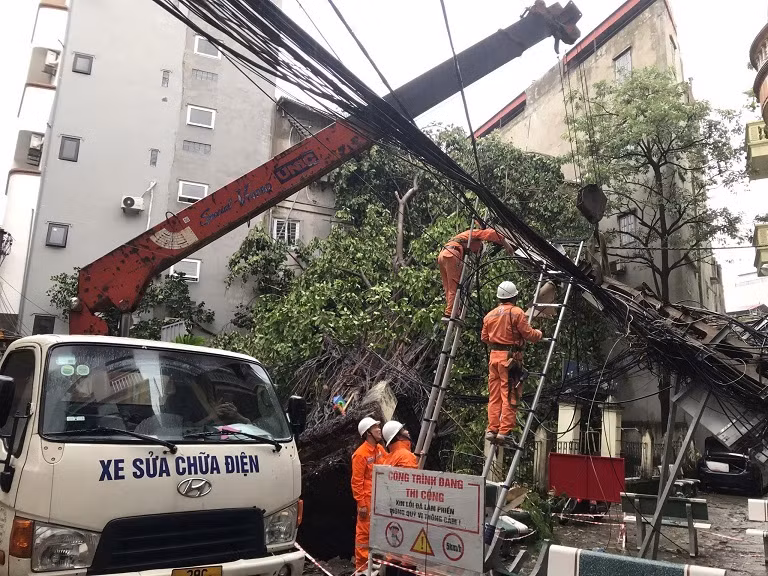 EVNHANOI khẩn trương khắc phục sự cố điện sau bão số 3 EVNHANOI khẩn trương khắc phục sự cố điện sau bão số 3