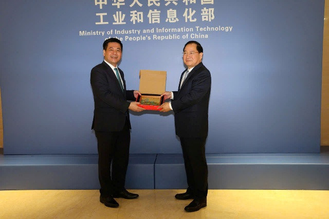 Bộ trưởng Bộ Công Thương Nguyễn Hồng Diên và Bộ trưởng Bộ Công nghiệp và Công nghệ thông tin Trung Quốc Kim Tráng Long tại cuộc họp ngày 30-9 Bộ trưởng Bộ Công Thương Nguyễn Hồng Diên và Bộ trưởng Bộ Công nghiệp và Công nghệ thông tin Trung Quốc Kim Tráng Long tại cuộc họp ngày 30-9