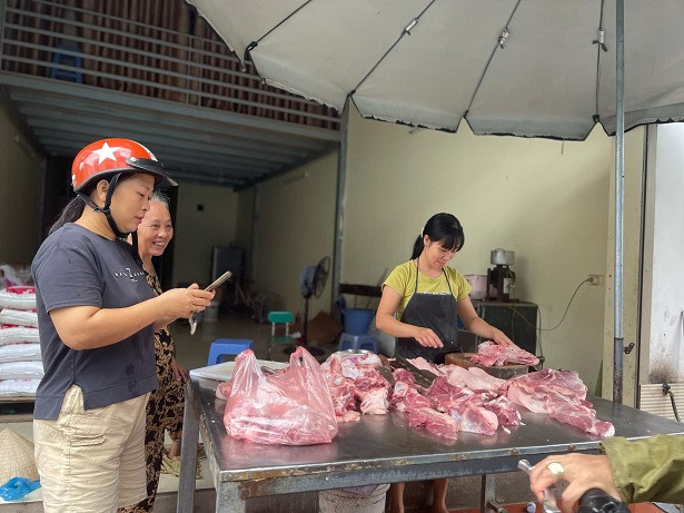 Sáng 11-9, chợ dân sinh mở cửa bán hàng bình thường, nhưng khách hàng thường mua với số lượng lớn nên đầu giờ sáng, mặt hàng thịt lợn đã bán rất chạy