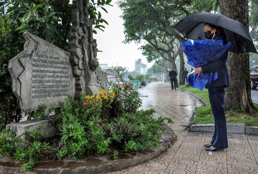 Phó Tổng thống Mỹ Kamala Harris tưởng niệm Thượng Nghị sĩ John McCain trước phù điêu bên hồ Trúc Bạch Phó Tổng thống Mỹ Kamala Harris tưởng niệm Thượng Nghị sĩ John McCain trước phù điêu bên hồ Trúc Bạch