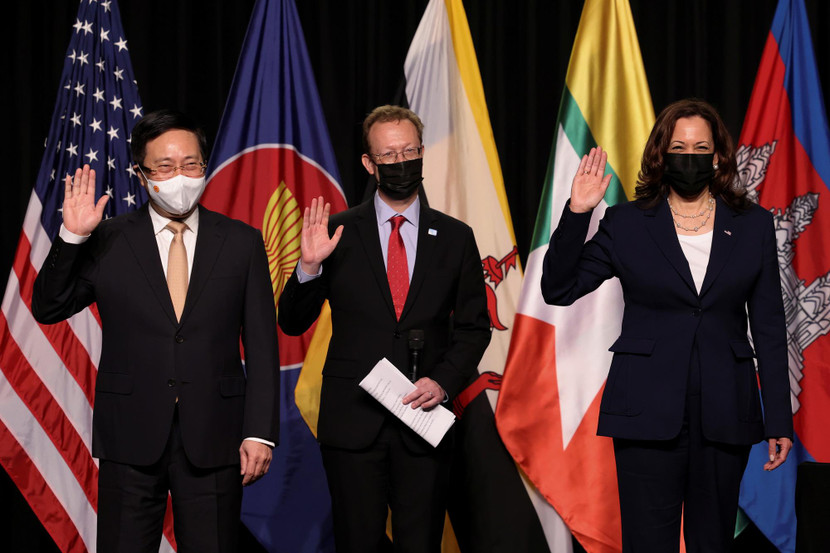 Phó Tổng thống Mỹ Kamala Harris (bên phải) và Phó Thủ tướng Phạm Bình Minh (bên trái) dự Lễ khai trương Văn phòng Trung tâm phòng ngừa và kiểm soát bệnh tật Mỹ (CDC Mỹ) khu vực Đông Nam Á đặt tại Hà Nội