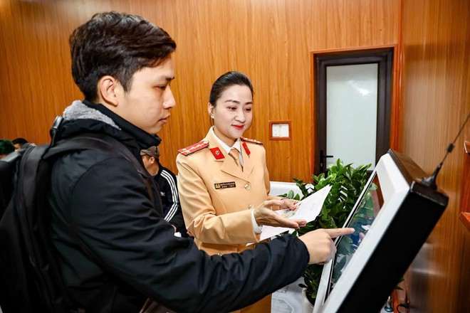 Người dân đến làm thủ tục xin cấp đổi giấy phép lái xe được cán bộ. chiến sĩ CSGT hướng dẫn tận tình, chu đáo Người dân đến làm thủ tục xin cấp đổi giấy phép lái xe được cán bộ. chiến sĩ CSGT hướng dẫn tận tình, chu đáo