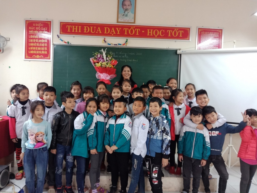 Cô giáo Nguyễn Thị Hiếu chụp ảnh cùng các em học sinh Cô giáo Nguyễn Thị Hiếu chụp ảnh cùng các em học sinh