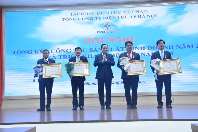 Do có nhiều thành tích xuất sắc trong công tác, lãnh đạo EVNHANOI được đón nhận Huân chương Lao động Do có nhiều thành tích xuất sắc trong công tác, lãnh đạo EVNHANOI được đón nhận Huân chương Lao động