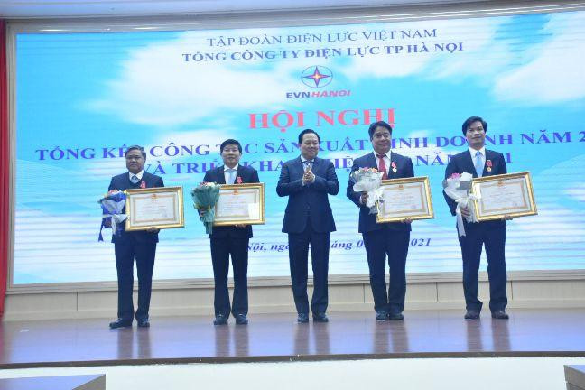 Do có nhiều thành tích xuất sắc trong công tác, lãnh đạo EVNHANOI được đón nhận Huân chương Lao động