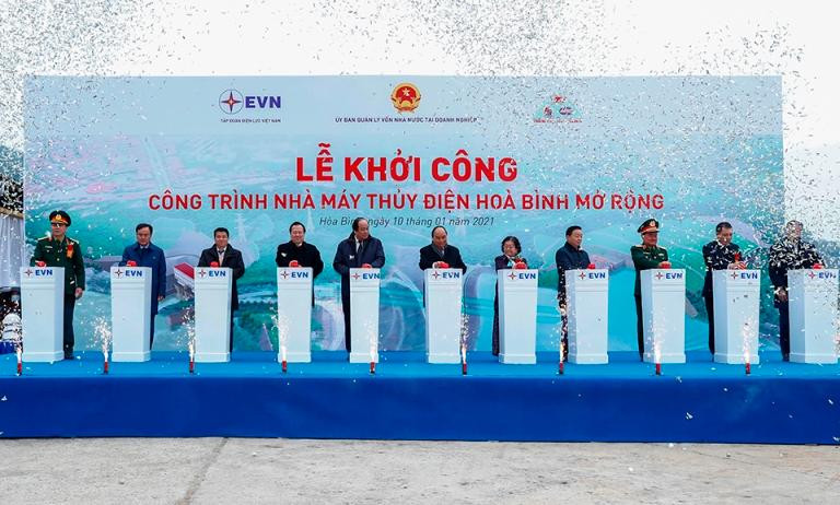 Thủ tướng Nguyễn Xuân Phúc và các đại biểu nhấn nút khởi công dự án Thủy điện Hòa Bình mở rộng