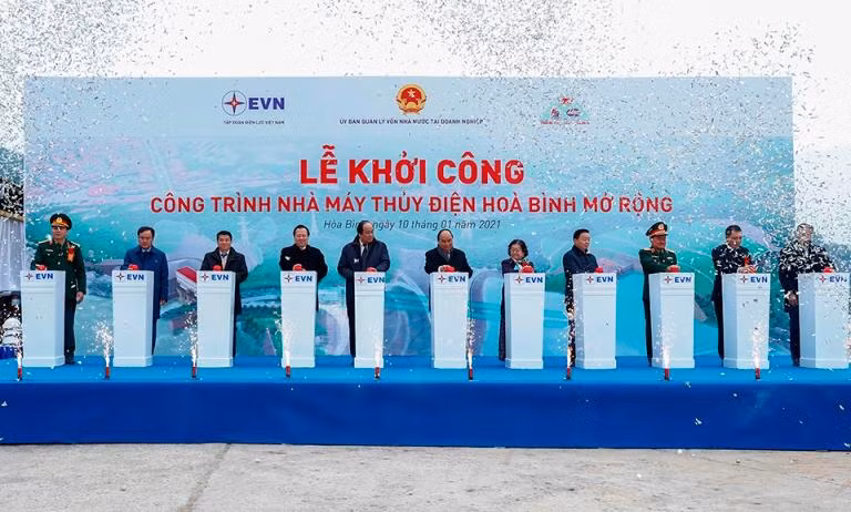 Thủ tướng Nguyễn Xuân Phúc và các đại biểu nhấn nút khởi công dự án Thủy điện Hòa Bình mở rộng