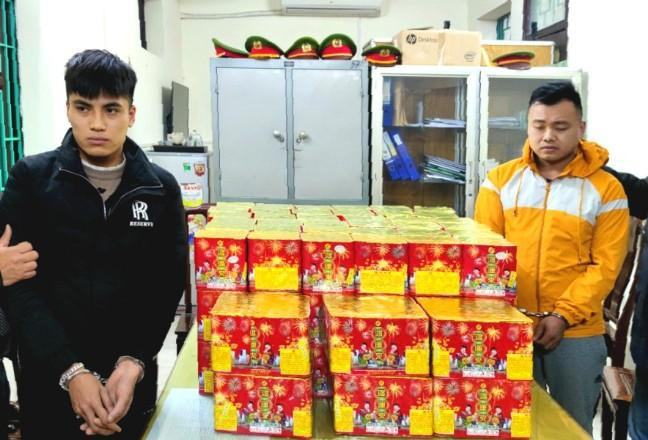 Đối tượng vận chuyển pháo hoa và tang vật bị tạm giữ