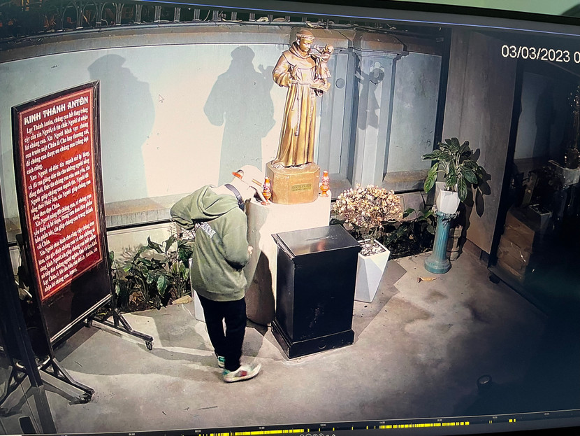 Ổ nhóm đã thực hiện trót lọt 5 vụ trộm cắp tiền trong hòm công đức của Nhà Thờ Lớn Ổ nhóm đã thực hiện trót lọt 5 vụ trộm cắp tiền trong hòm công đức của Nhà Thờ Lớn