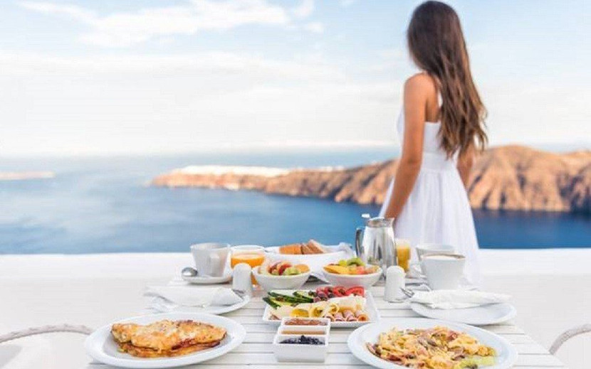 Ngộ độc thực phẩm là tình trạng thường gặp phải khi đi du lịch, đặc biệt là khi trời nắng nóng