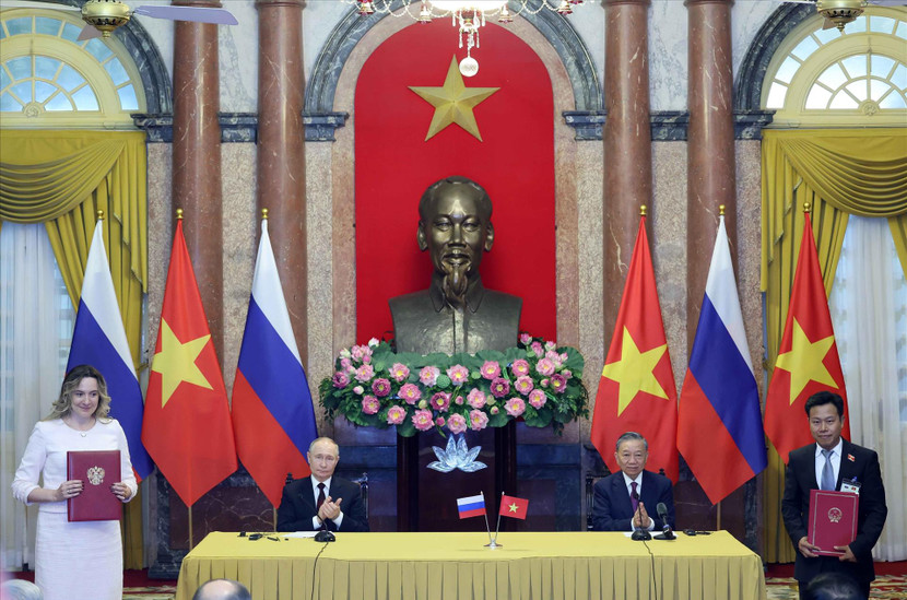 Chủ tịch nước Tô Lâm và Tổng thống Vladimir Putin chứng kiến trao các văn kiện đã ký kết giữa hai nước