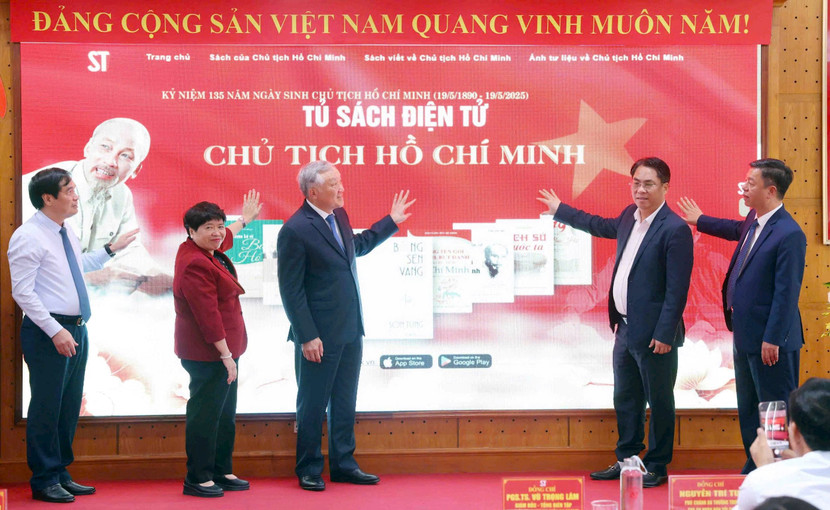 Phó Thủ tướng Thường trực Chính phủ Nguyễn Hòa Bình và các đại biểu thực hiện nghi thức ra mắt Tủ sách điện tử Chủ tịch Hồ Chí Minh. Ảnh: Nguyễn Hoàng Phó Thủ tướng Thường trực Chính phủ Nguyễn Hòa Bình và các đại biểu thực hiện nghi thức ra mắt Tủ sách điện tử Chủ tịch Hồ Chí Minh. Ảnh: Nguyễn Hoàng