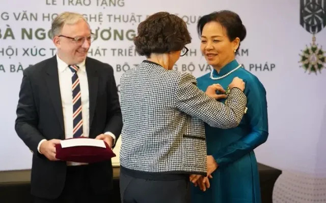 Bộ trưởng Bộ Văn hóa Pháp Rachida Dati trao tặng Huân chương Văn học nghệ thuật bậc sĩ quan cho Tiến sĩ Ngô Phương Lan. Ảnh: Viện Pháp tại Việt Nam