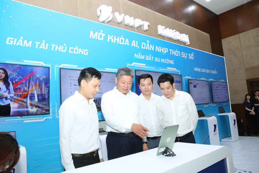 Các đại biểu trải nghiệm ứng dụng số trong tòa soạn Các đại biểu trải nghiệm ứng dụng số trong tòa soạn