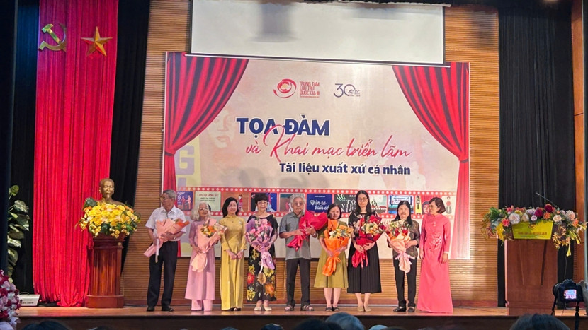 Tặng hoa tri ân đại diện gia đình 8 cá nhân tiêu biểu đã hiến tặng tài liệu cho Trung tâm