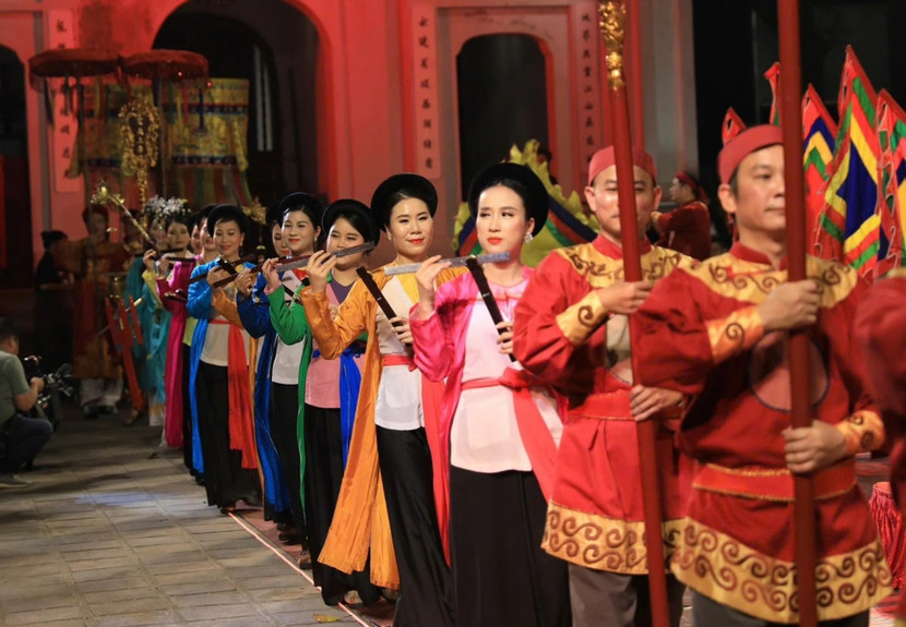 Màn rước được tái hiện sắc màu dưới ánh đèn