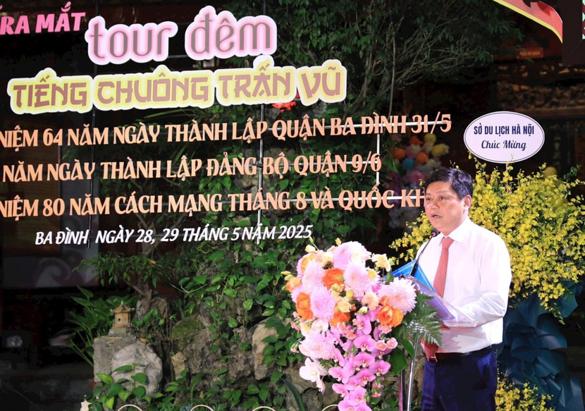 Chủ tịch UBND quận Ba Đình Tạ Nam Chiến phát biểu tại lễ ra mắt tour đêm.
