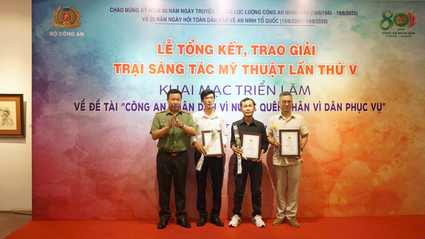 Thiếu tướng, NSND Nguyễn Công Bẩy, Phó Cục trưởng Cục Công tác chính trị, Phó Chủ tịch thường trực Ban tổ chức Trại sáng tác trao Giải A cho các tác giả. Thiếu tướng, NSND Nguyễn Công Bẩy, Phó Cục trưởng Cục Công tác chính trị, Phó Chủ tịch thường trực Ban tổ chức Trại sáng tác trao Giải A cho các tác giả.