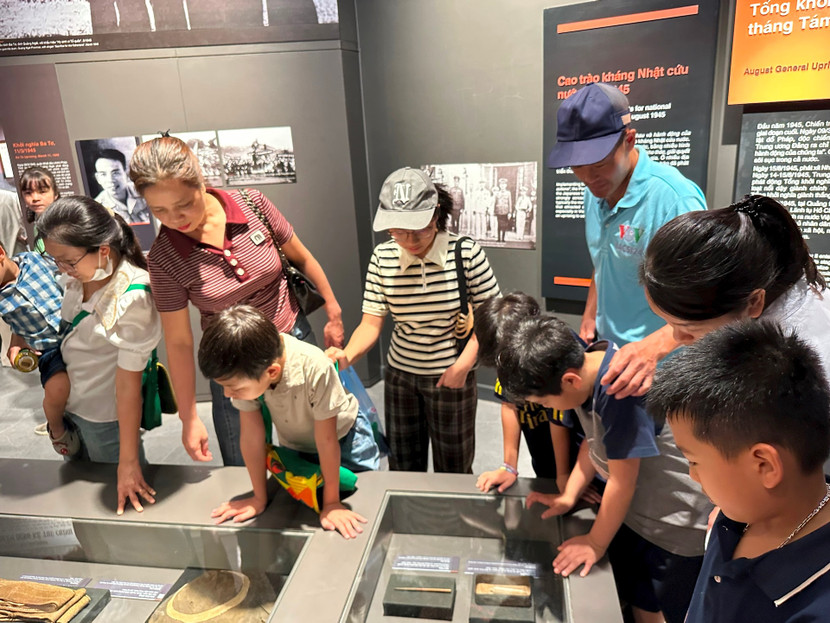 Du khách tham quan Bảo tàng Lịch sử Quân sự Việt Nam