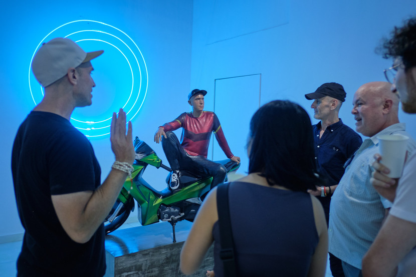 Nghệ sĩ Zac Buehner (bên trái) giới thiệu về tác phẩm Nghệ sĩ Zac Buehner (bên trái) giới thiệu về tác phẩm