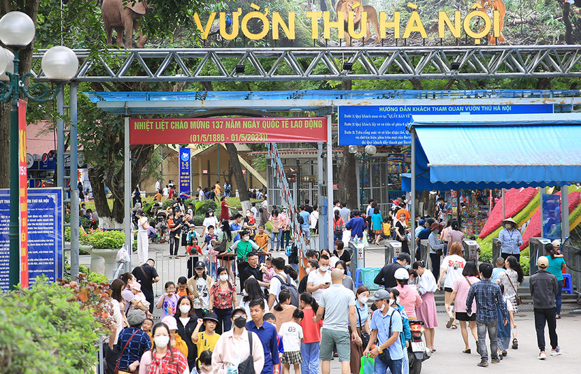 Vườn thú Hà Nội đông nghịt du khách.