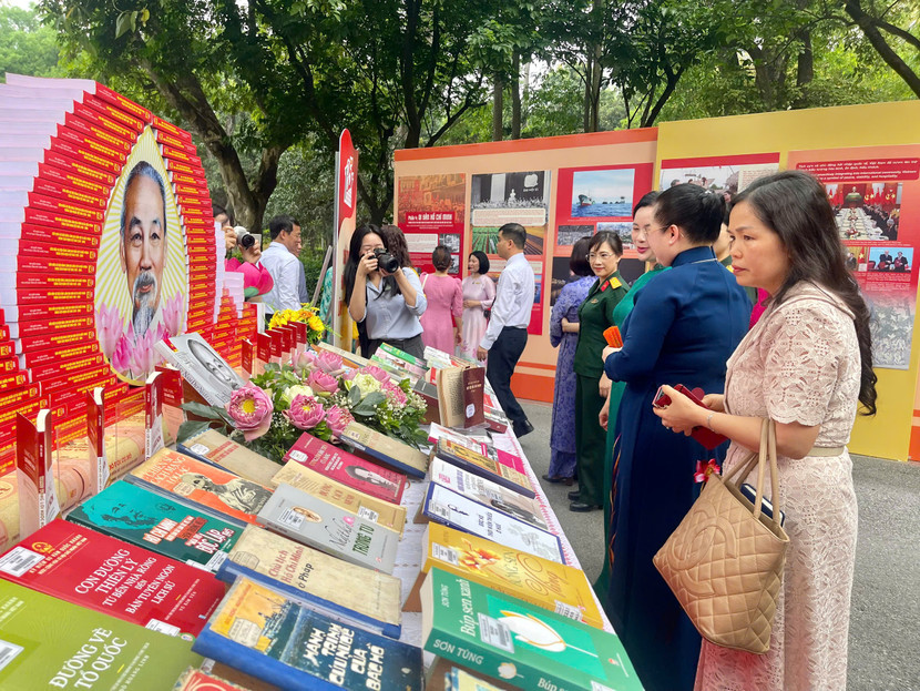 Triển lãm khắc họa tầm vóc và giá trị di sản của Chủ tịch Hồ Chí Minh trong lịch sử dân tộc và thời đại Triển lãm khắc họa tầm vóc và giá trị di sản của Chủ tịch Hồ Chí Minh trong lịch sử dân tộc và thời đại