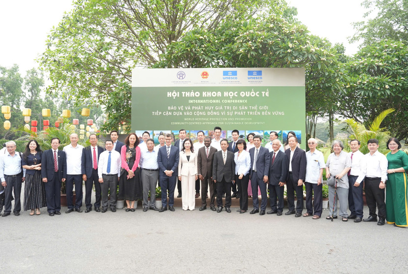 Các đại biểu tham dự hội thảo chụp ảnh lưu niệm