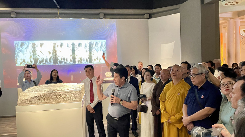 Các đại biểu tham quan triển lãm.