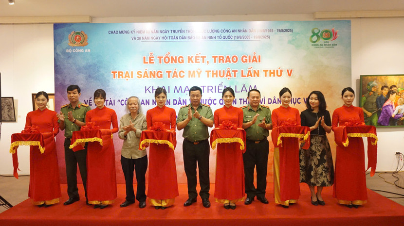 Các đại biểu cắt bằng khai mạc triển lãm Các đại biểu cắt bằng khai mạc triển lãm