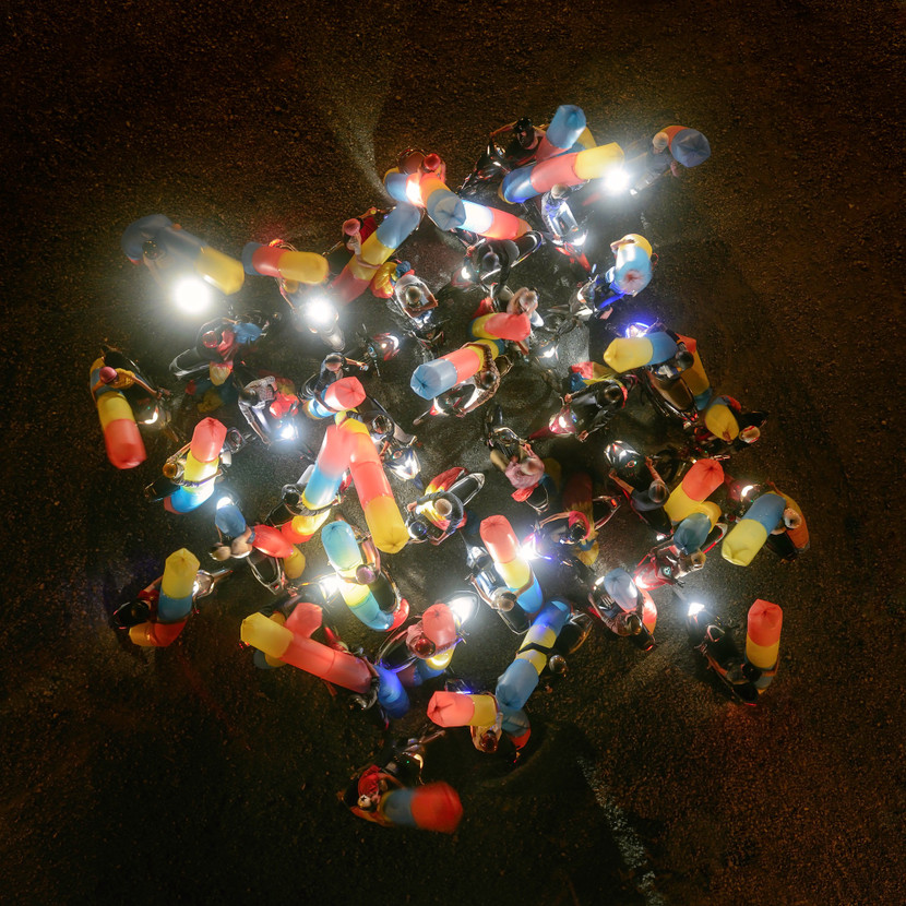 Tác phẩm sử dụng khí thải xe máy làm chất liệu của Nguyễn Trần Ưu Đàm.